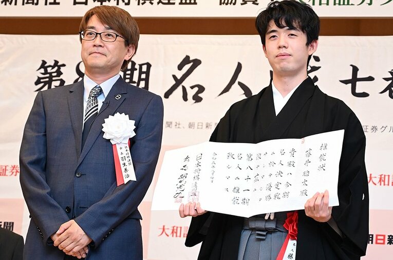 23年8月、羽生善治九段と藤井聡太八冠　©Keiji Ishikawa