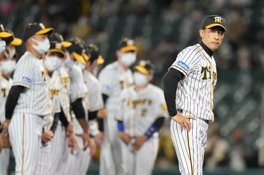 阪神V逸に思う、落合博満監督が“ノックで鍛え上げた理由” エラー数、決定打不足、正捕手問題…狩野恵輔が指摘する「真の課題」とは?<Number Web> photograph by Sankei Shimbun