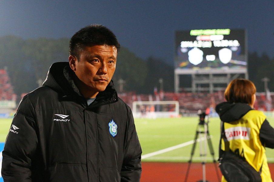 湘南・曹監督のブレない心と戦略と。未勝利続くJ監督の思いを込めた日記。<Number Web> photograph by Shonan Bellmare