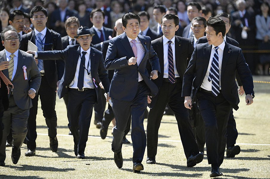 東スポの 人面魚 に 桜を見る会 スポーツ紙はうしろからでも面白い 他競技 Number Web ナンバー