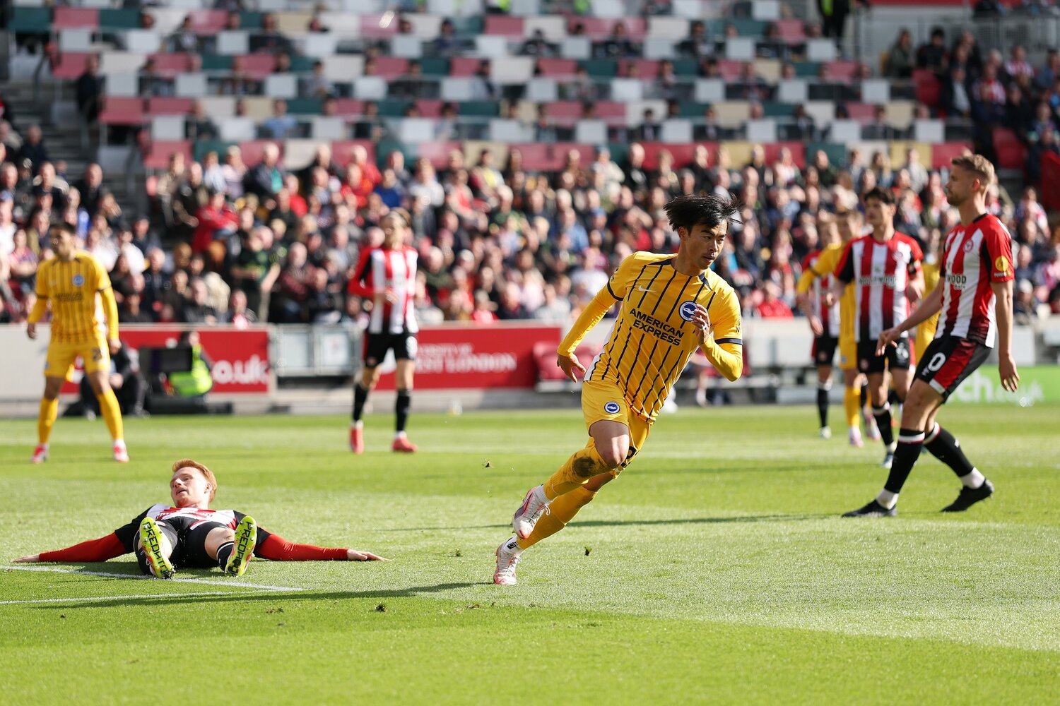 三笘薫の今季8ゴール目の場面。チームが2－3で負けていたため、セレブレーションなく自陣に戻った【3枚目／全3枚】　©Getty Images