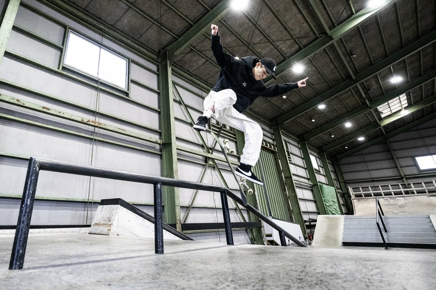 パーク内を流しながら、軽やかにレールに跳び乗る(全3枚中の1枚目) ©Asami Enomoto