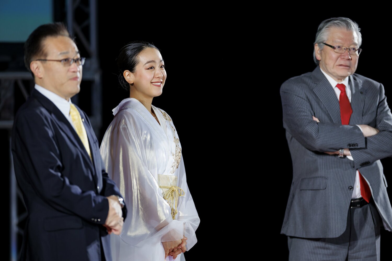 左から、酒井大史立川市長、浅田、立飛ホールディングスの村山正道社長