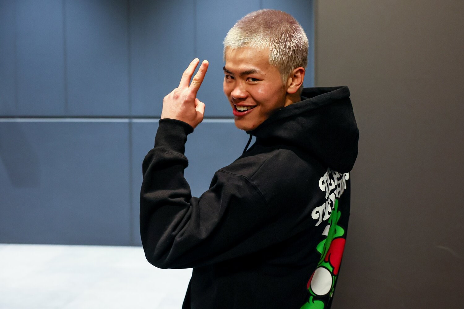 那須川は試合後に笑顔でピースを作った ©Susumu Nagao