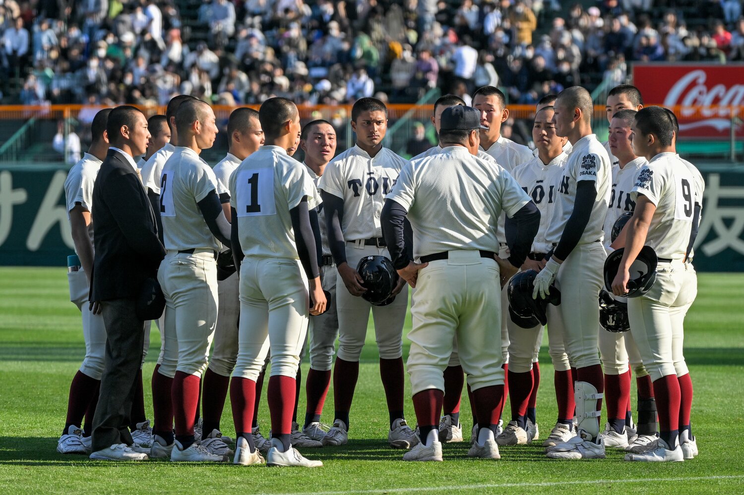 今年のセンバツは準決勝で敗れた。試合後、選手に語りかける西谷浩一監督 ©Nanae Suzuki