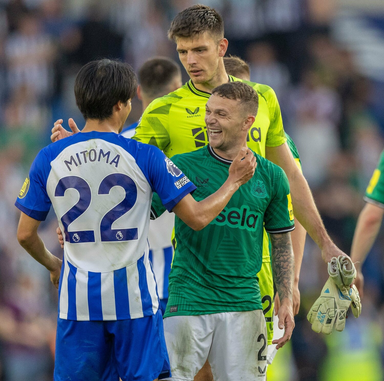 写真は9月3日のニューカッスル戦。ブライトンが3－1で勝利した後、三笘に笑顔で話しかける相手DFトリッピアー　©AFLO