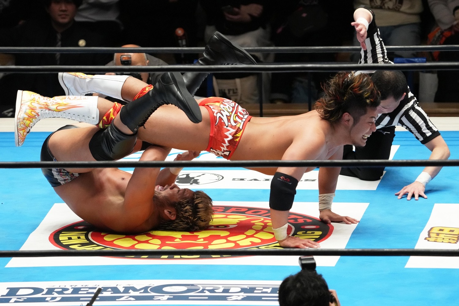 SANADAを「スーパーマン！」で丸め込んだ上村優也。3月8日、後楽園ホール　©Masashi Hara