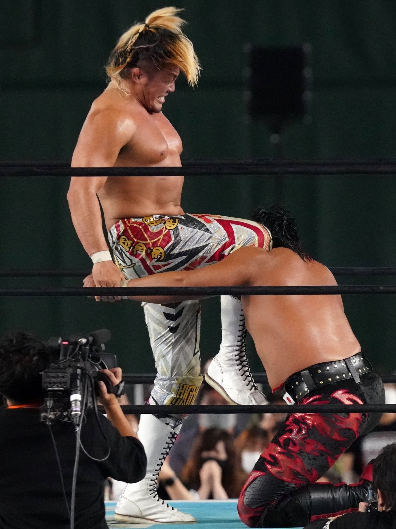 飯伏の得意技であるカミゴェも繰り出した