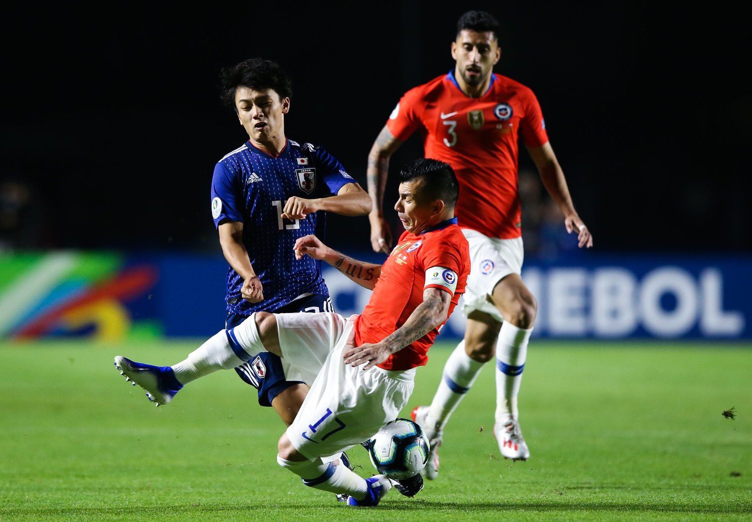 チリの屈強なDFに苦しめられた上田©Getty Images
