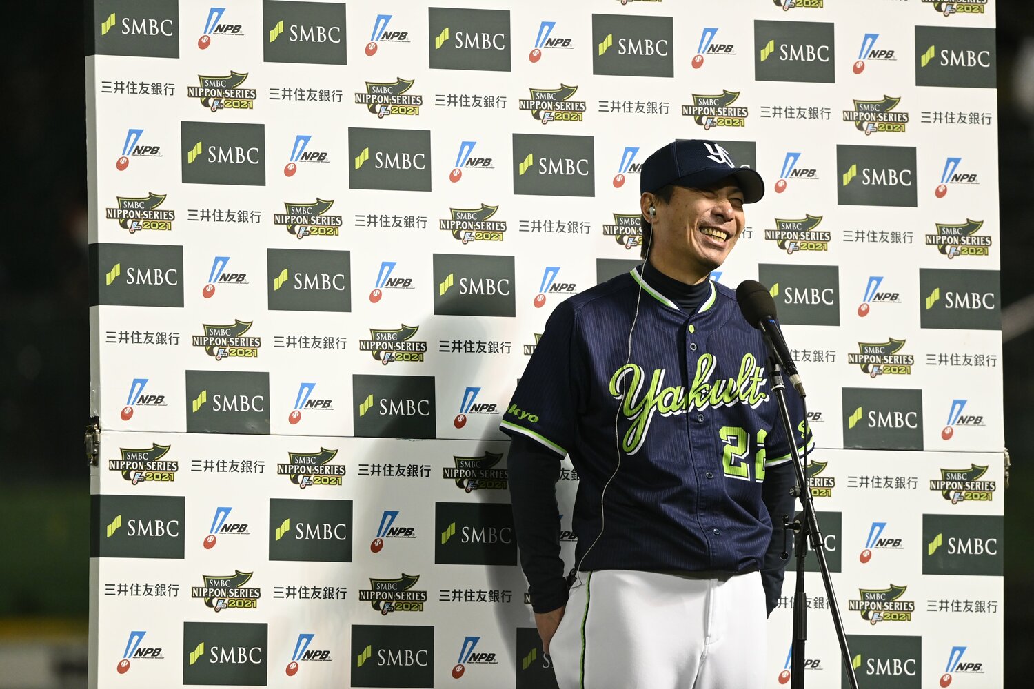 日本シリーズを制し、笑顔でインタビューを受けるヤクルト高津監督　©Naoya Sanuki