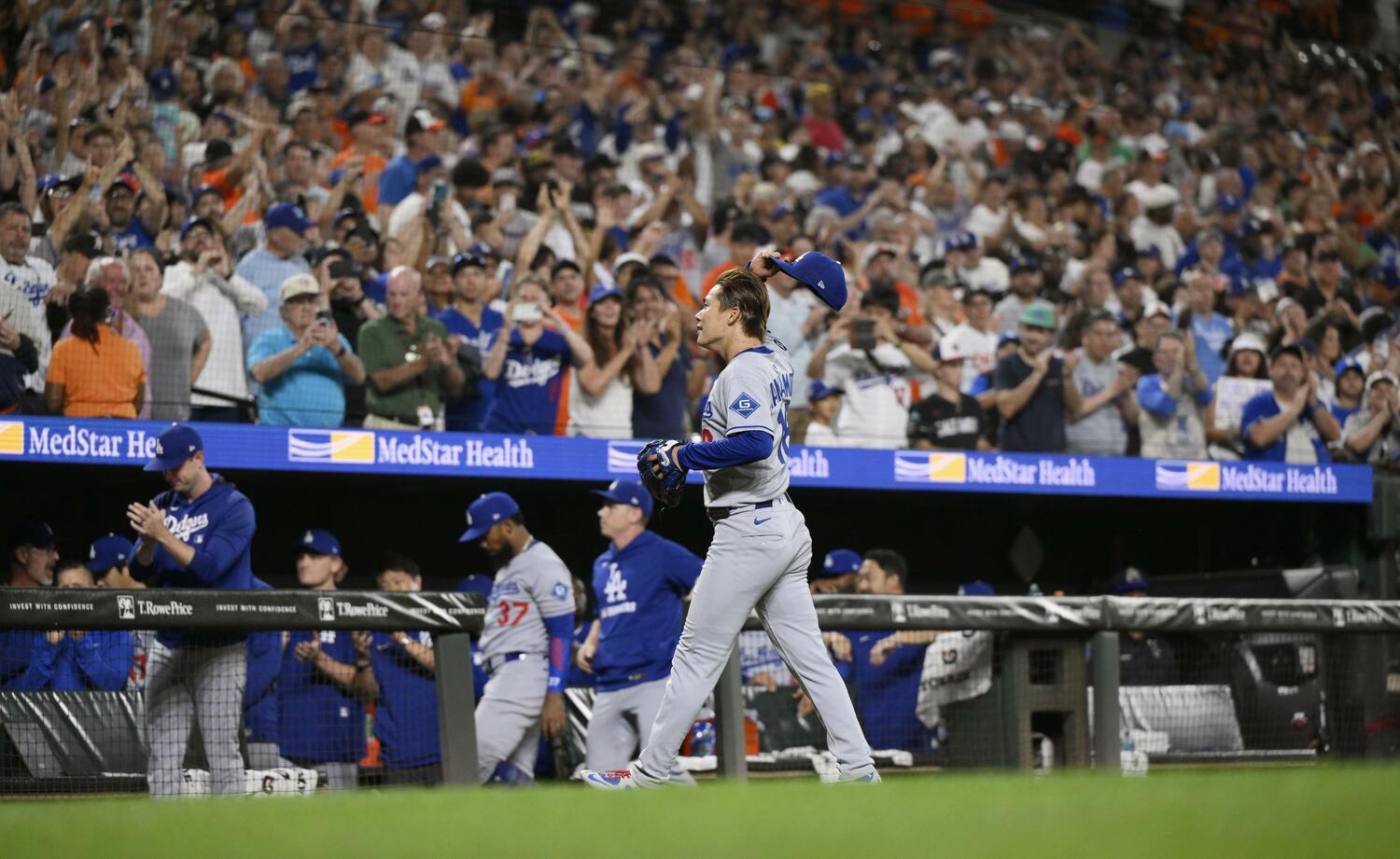 大きな拍手で迎えた観客に、帽子を取って応える山本由伸 ©︎KYODO