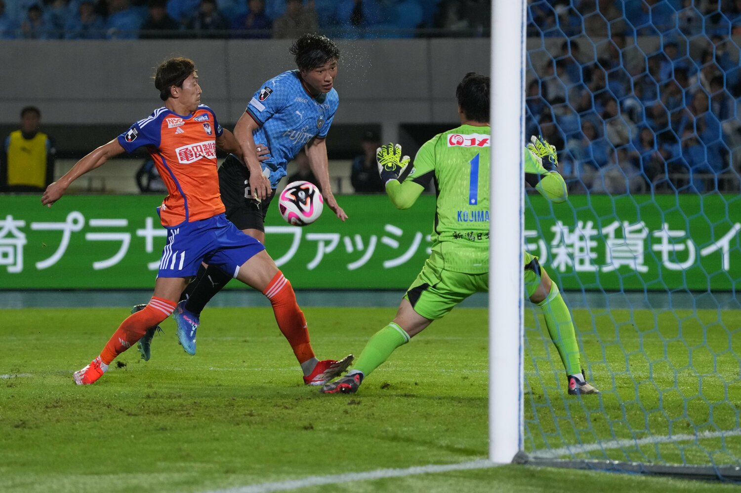 第32節の新潟戦、泥臭く頭でゴールにねじ込んだ今季14点目　©Masashi Hara/Getty Images