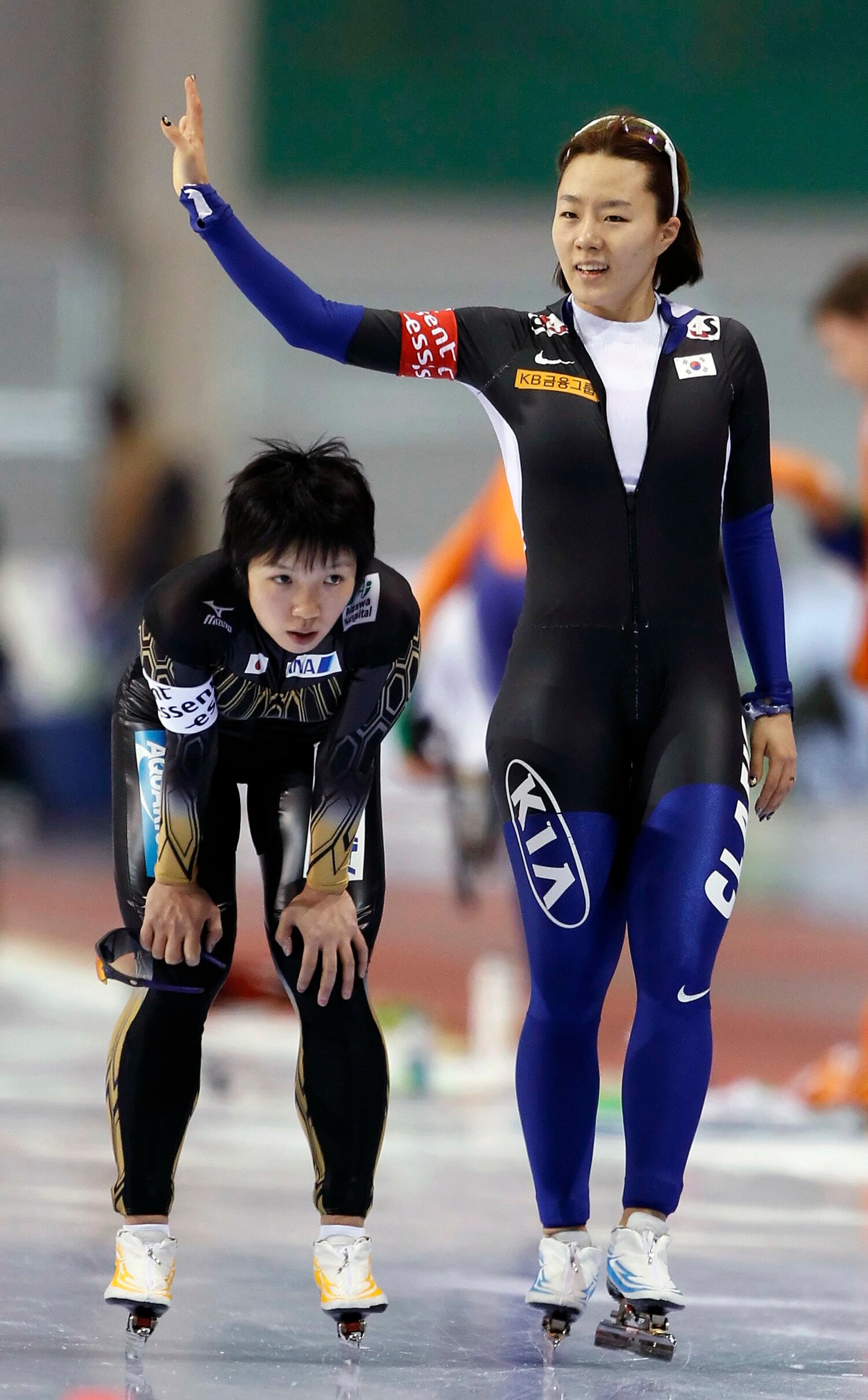W杯ソルトレイクシティ大会。小平奈緒25歳とイ・サンファ22歳（2012年1月）　©AP/AFLO