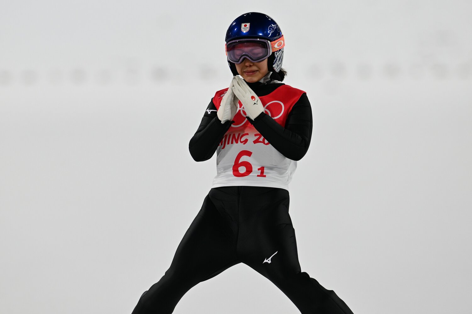 相当なショックを受けている中でも2回目を飛んだ高梨。着地後、その目からは涙が溢れていた　©Naoya Sanuki／JMPA