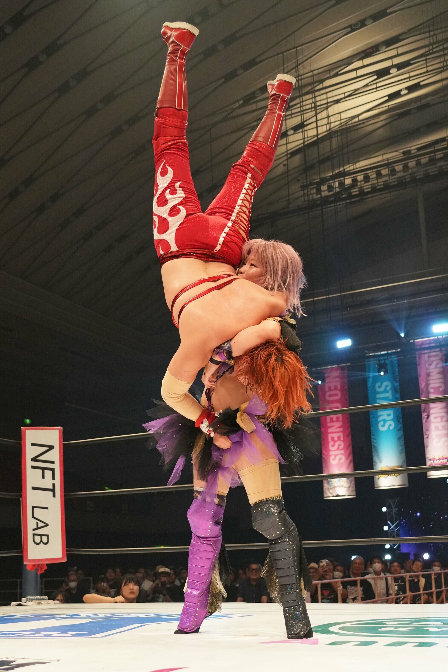 高々と舞華を持ち上げる中野たむ　©Essei Hara