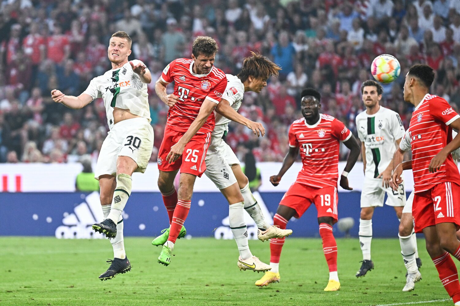 トーマス・ミュラーと競り合う板倉滉。ボルシアMGで好プレーを見せていたが、9月12日の練習中に左膝を負傷した　©Getty Images