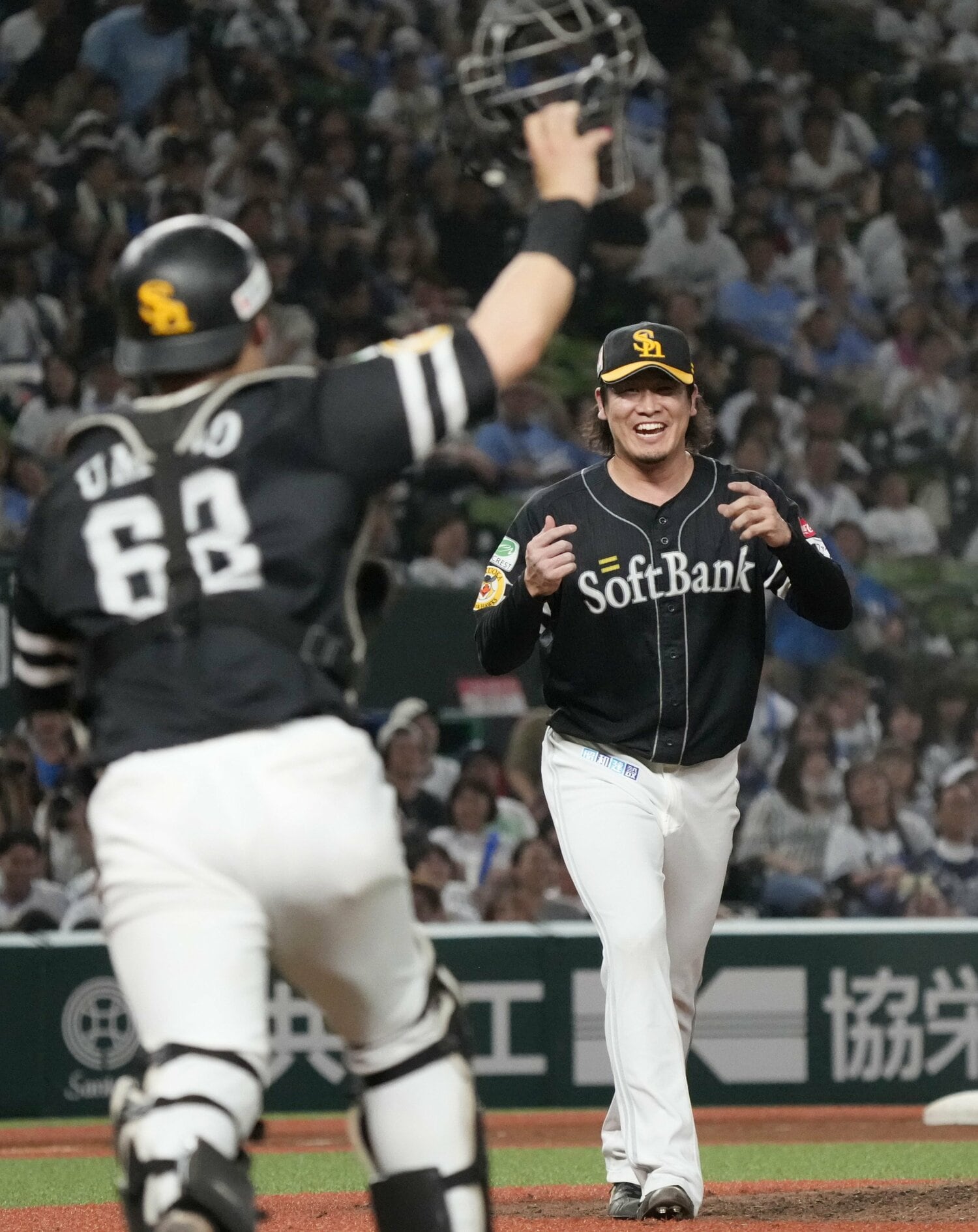 ソフトバンクがパ・リーグ2連覇を果たした瞬間。喜ぶ守護神・杉山一樹と、捕手の海野隆司 ©KYODO