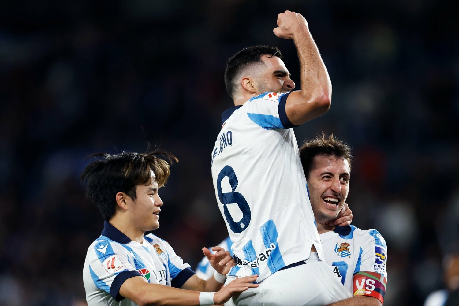 先制点に絡んだ3人が大喜び