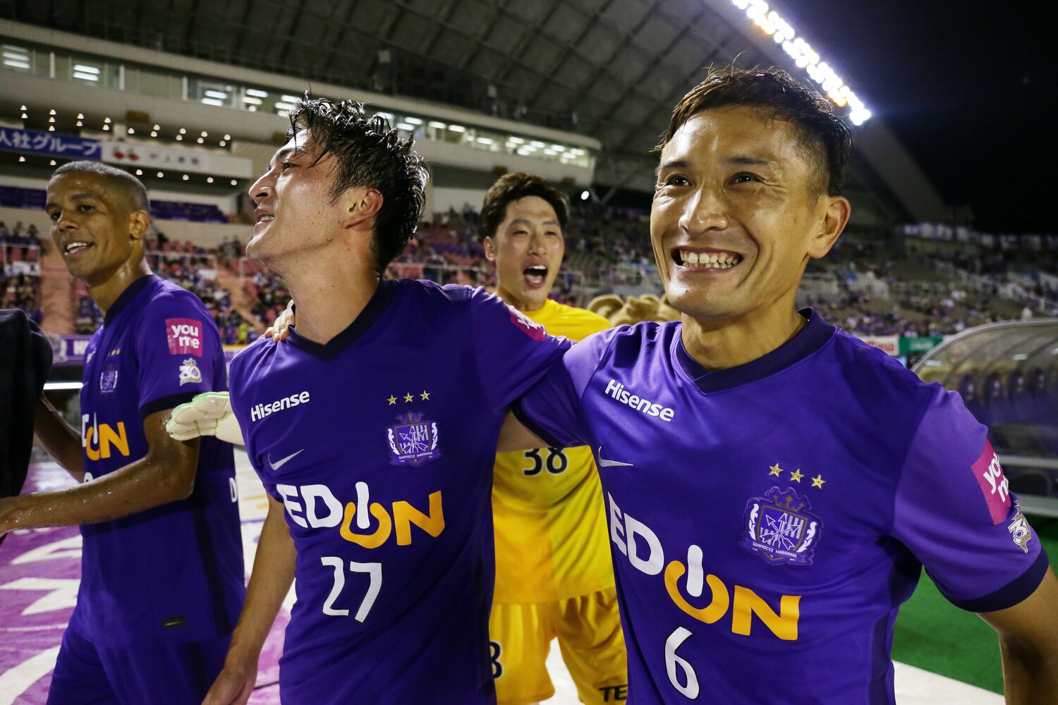 今年6月に日本代表に選出されたボランチの川村拓夢(左)など、後輩たちの成長を嬉しそうに語った(写真は2022年)©︎J.LEAGUE