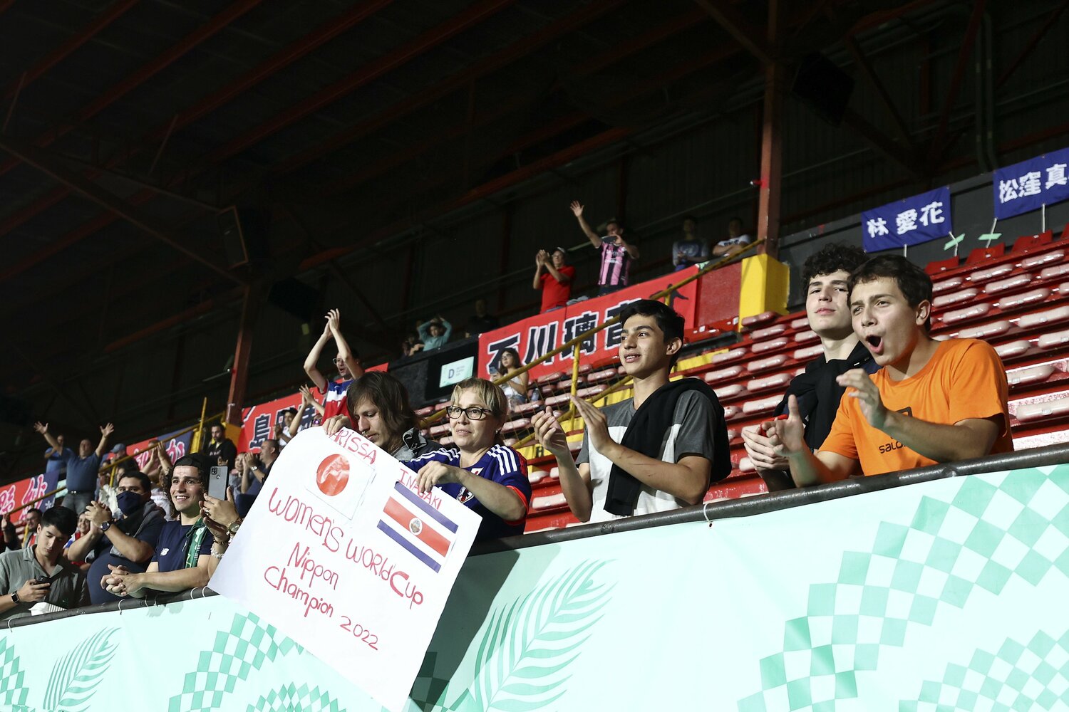 日本代表の応援に駆けつけてくれたコスタリカの人々。カタールW杯では、どちらを応援する？　©︎FIFA/Getty Images