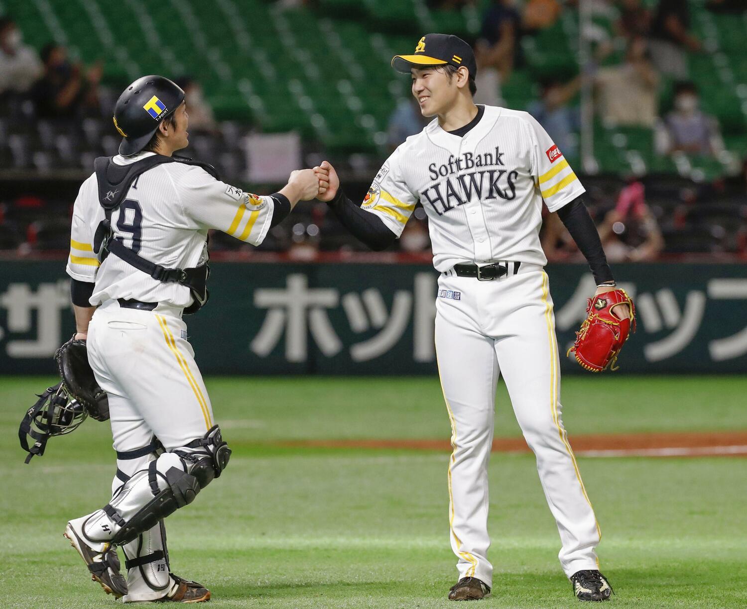 リーグ最多の与死球を記録した石川（右）と、日本シリーズでも攻撃的なリードが目立った甲斐　©︎Kyodo News