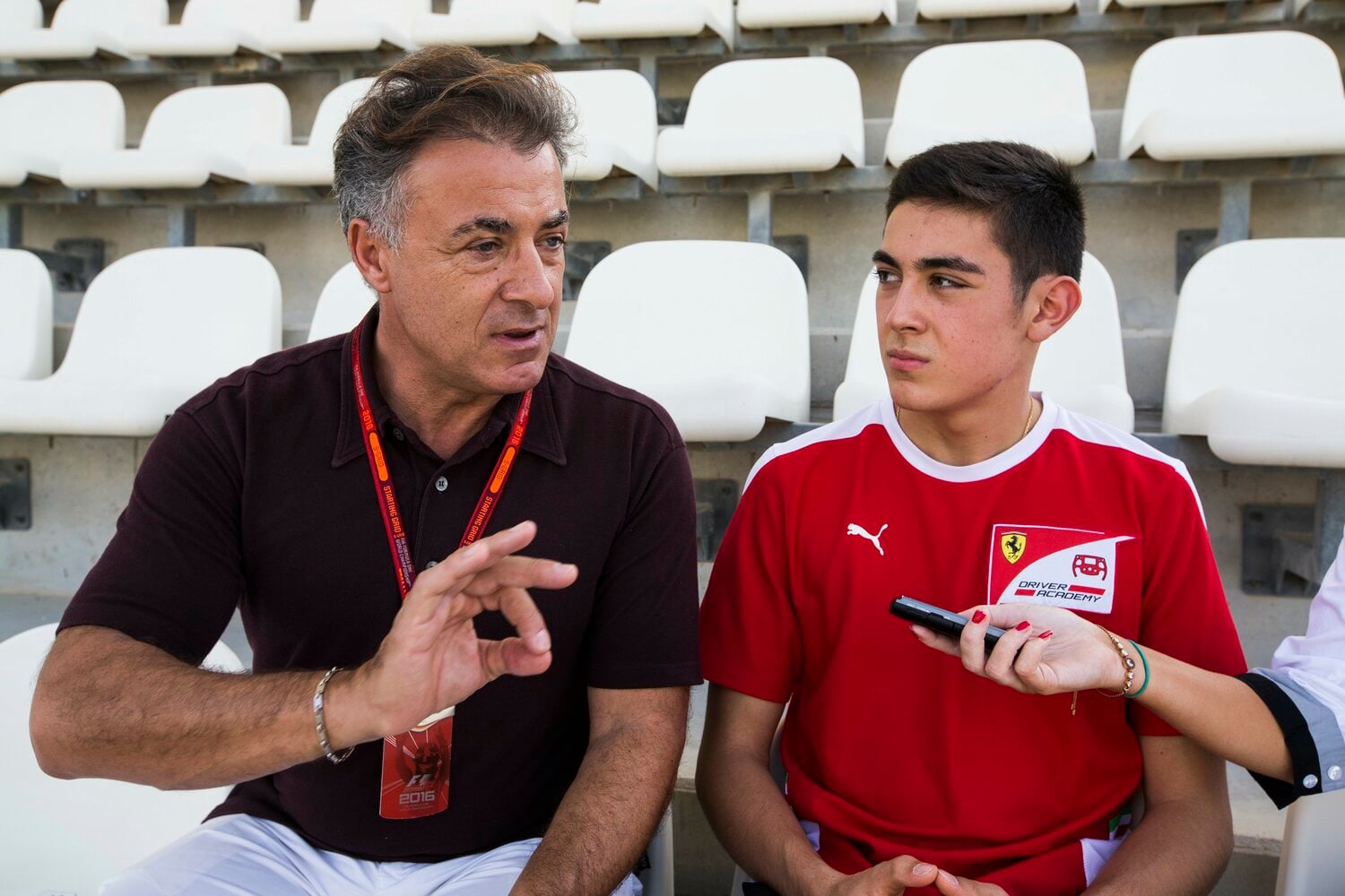 2016年。取材に答える父ジャン・アレジとジュリアーノ・アレジ(当時17歳) ©Getty Images