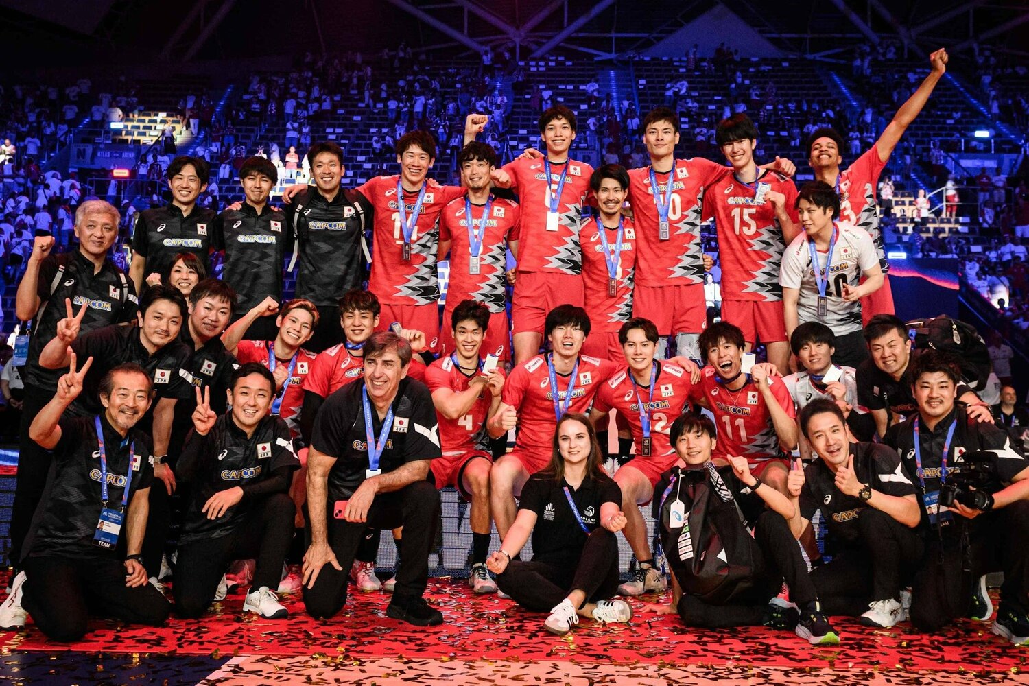 パリ五輪の前哨戦となるネーションズリーグで銀メダルを獲得した日本代表　©︎Volleyball World