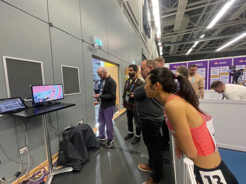 取材エリアで男子3000mを観戦する田中