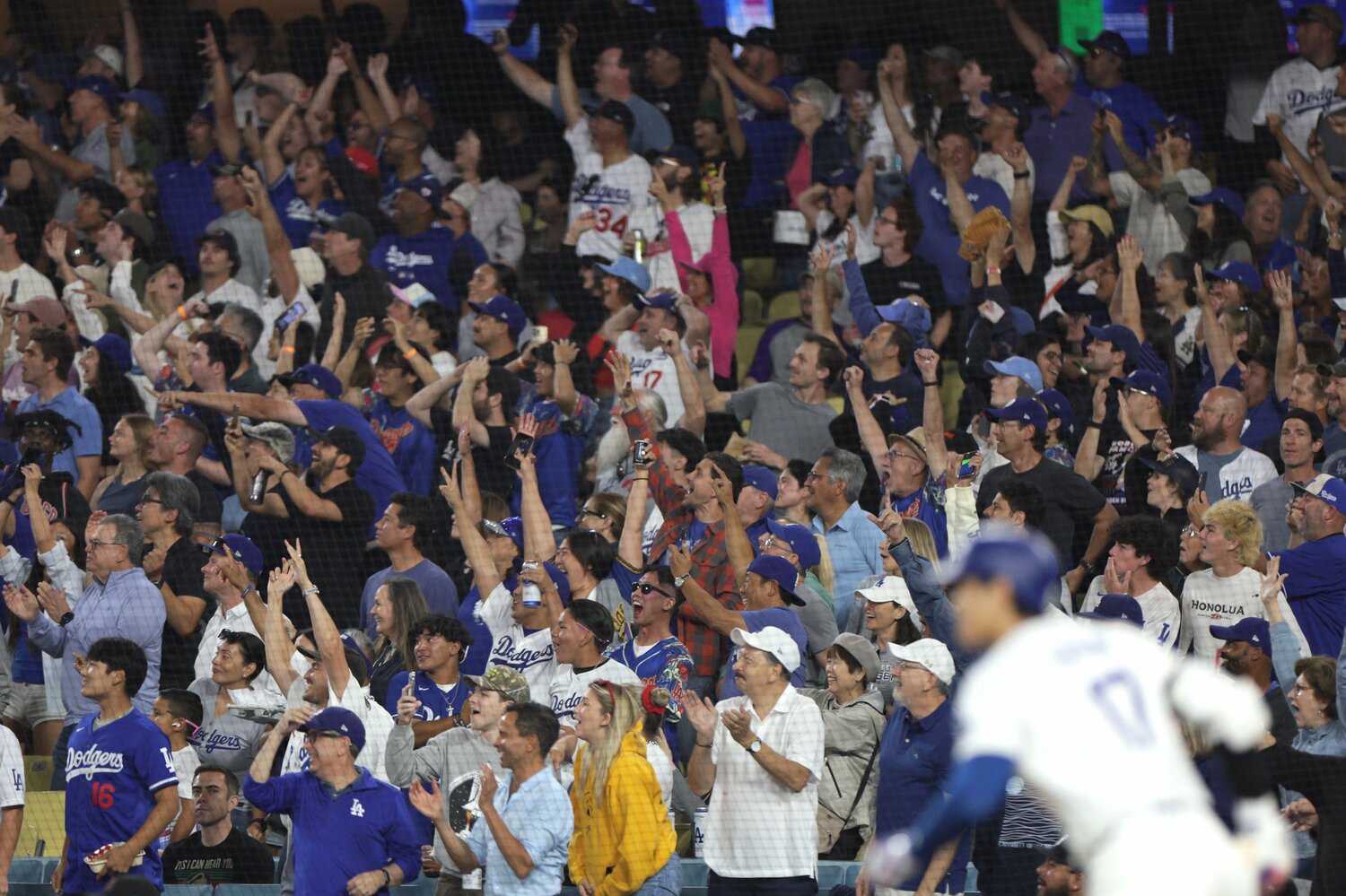 写真は現地7月2日。ダイヤモンドバックス戦で逆転2ランを放った大谷翔平。ロサンゼルスの観客も打球を見送ってガッツポーズ ©JIJI PRESS