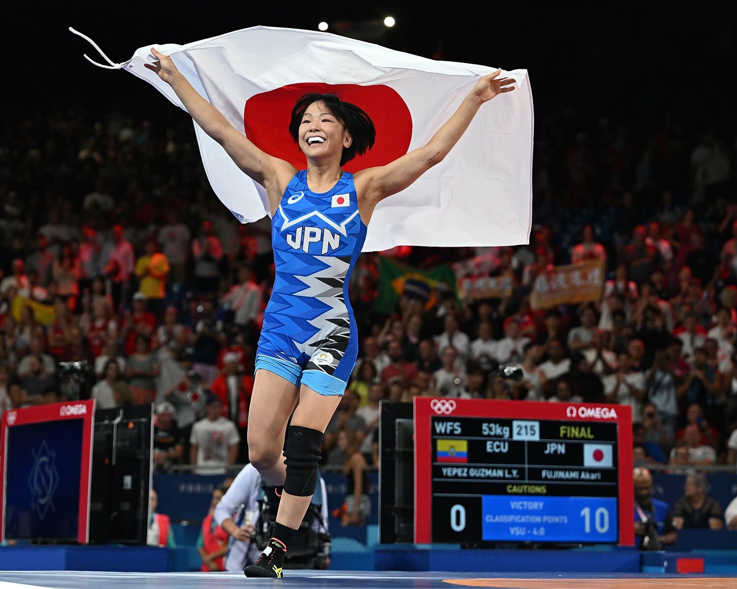パリ五輪でも金メダルに輝き、日の丸を掲げた藤波 ©JIJI PRESS
