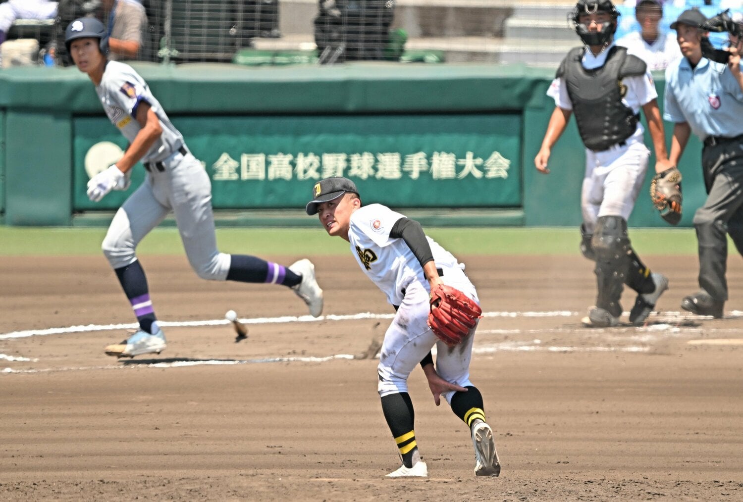 8月13日、石橋対聖和学園。6回ウラ、石橋のエース入江祥太が足を攣ってしまう ©Sankei Shimbun