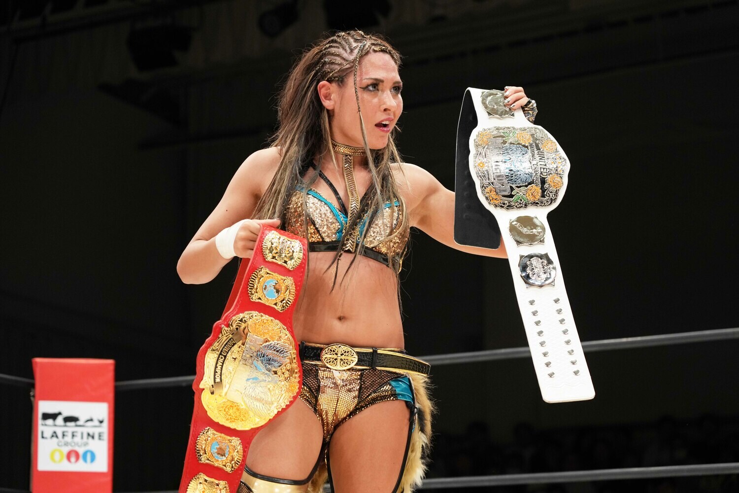 新設された赤いベルトと白いベルトを手にするジュリア　©Essei Hara