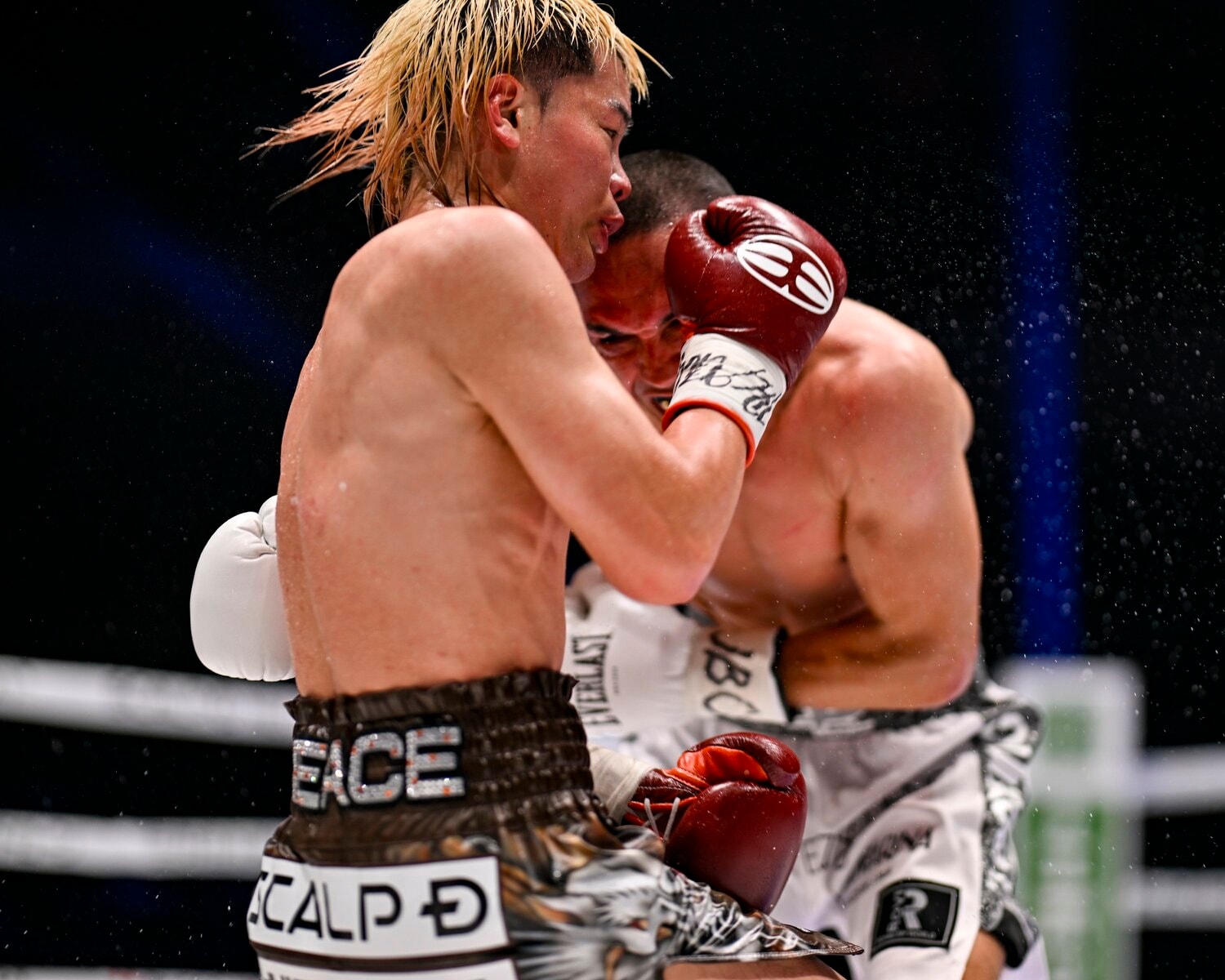 那須川天心の鋭い左が腹部に突き刺さり、悶絶するエストラーダ。試合後には肋骨の骨折が明かされた　©Hiroaki Finito Yamaguchi