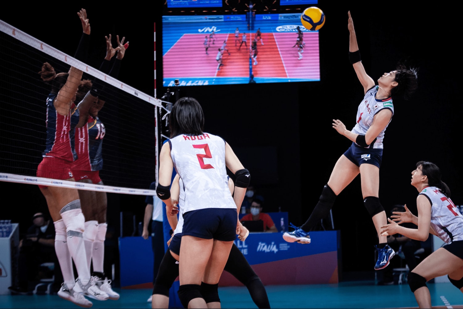 ドミニカ戦で強烈なスパイクを放つ黒後愛 ©︎FIVB