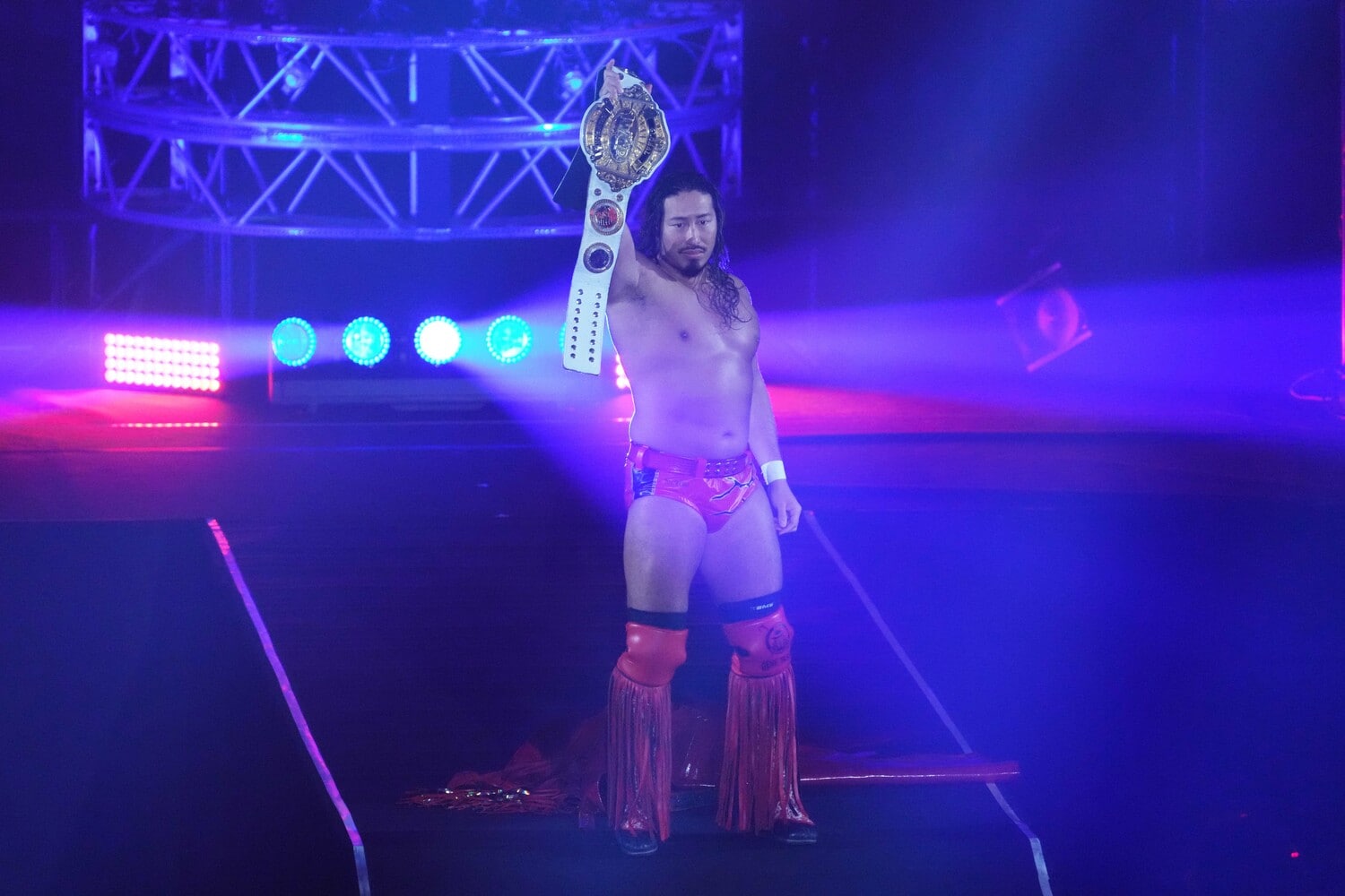 ガウンを脱ぎ捨てた赤いショートタイツの辻陽太は花道でベルトを掲げる ©Essei Hara