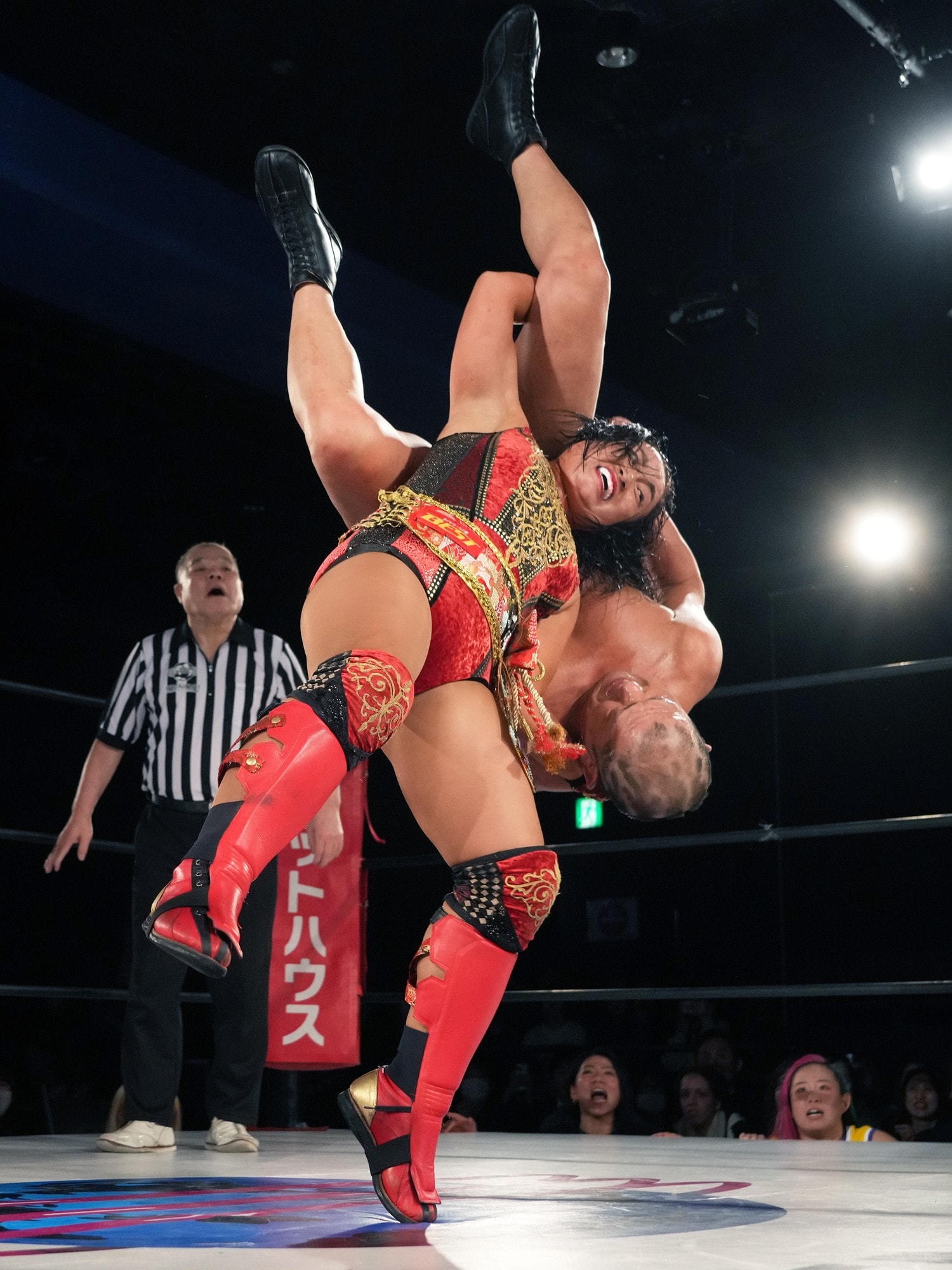 里村明衣子のデスバレーボム　©Essei Hara