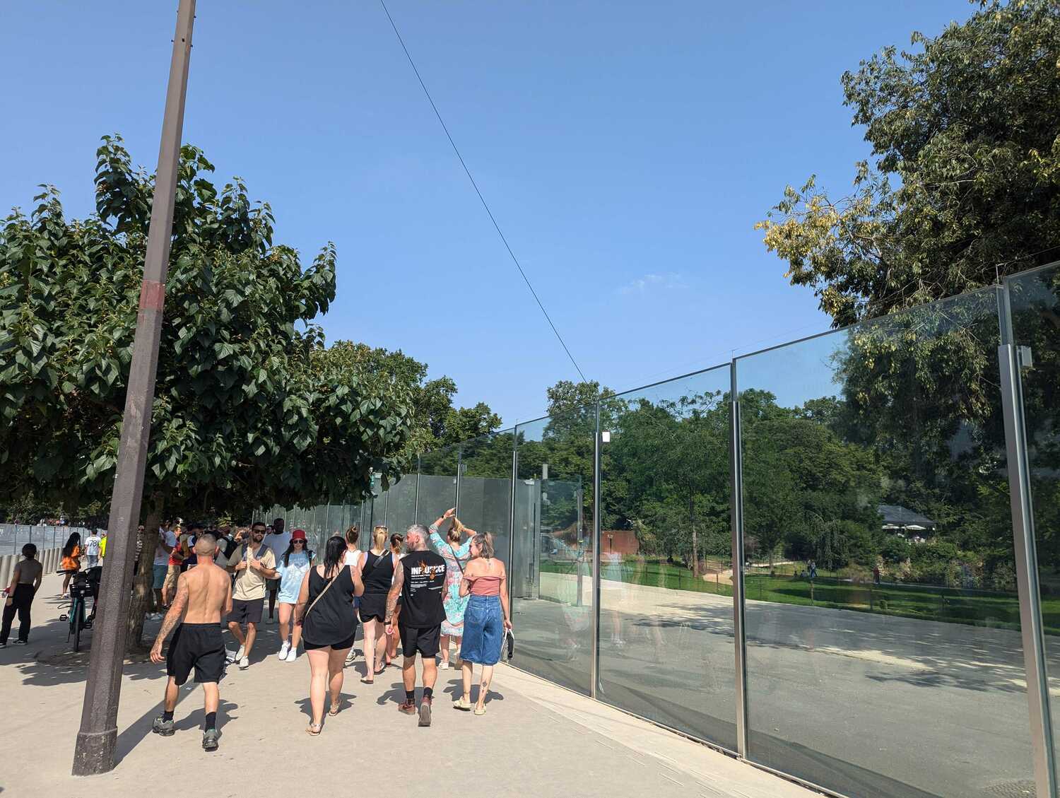 猛烈な暑さになったパリ市内。上半身裸で歩く男性も　©Yu Saito