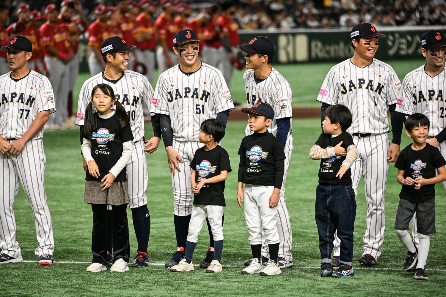 試合前のセレモニーで桑原、小園らと談笑する辰己　©︎Nanae Suzuki