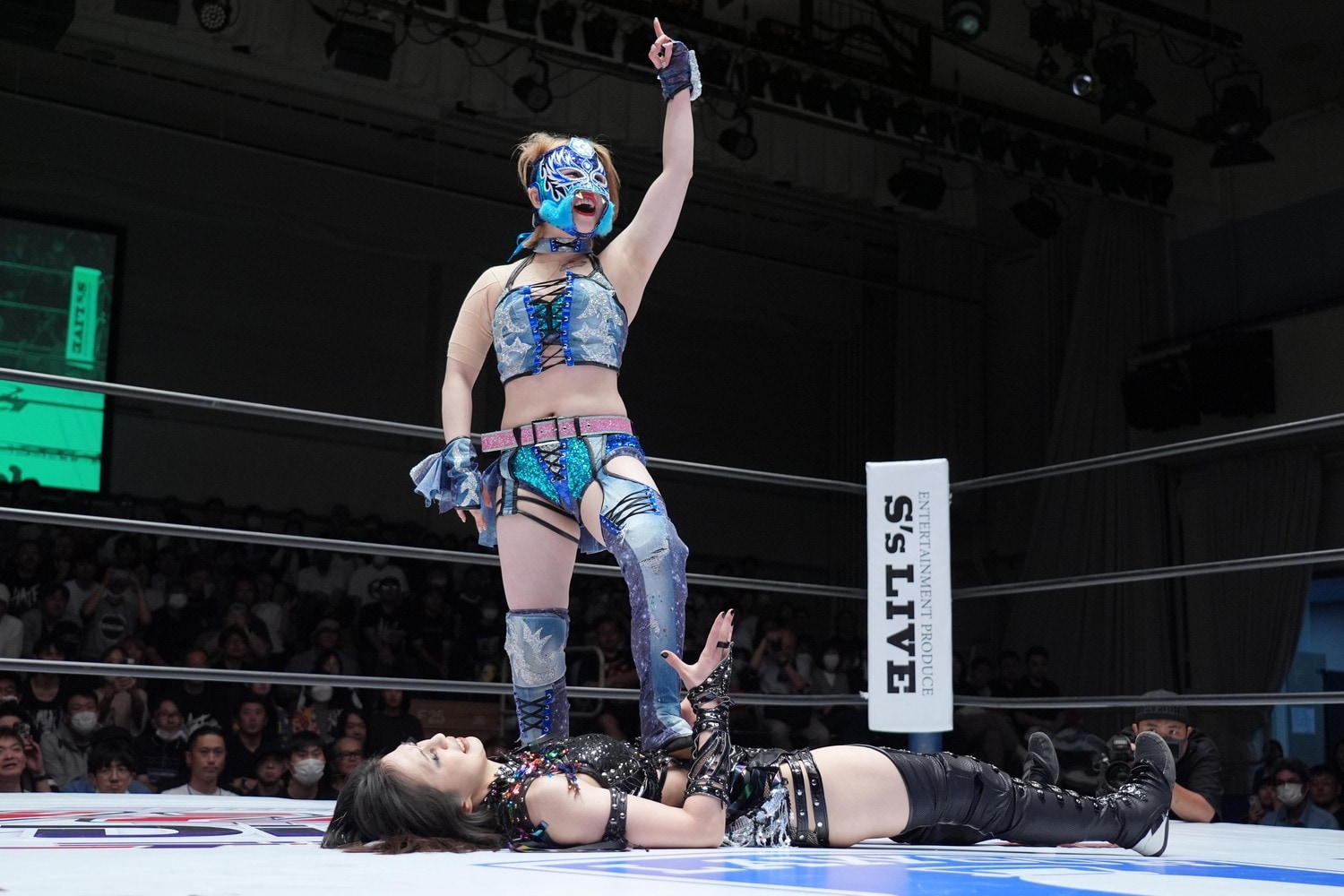 上谷沙弥を攻めるスターライト・キッド　©Essei Hara