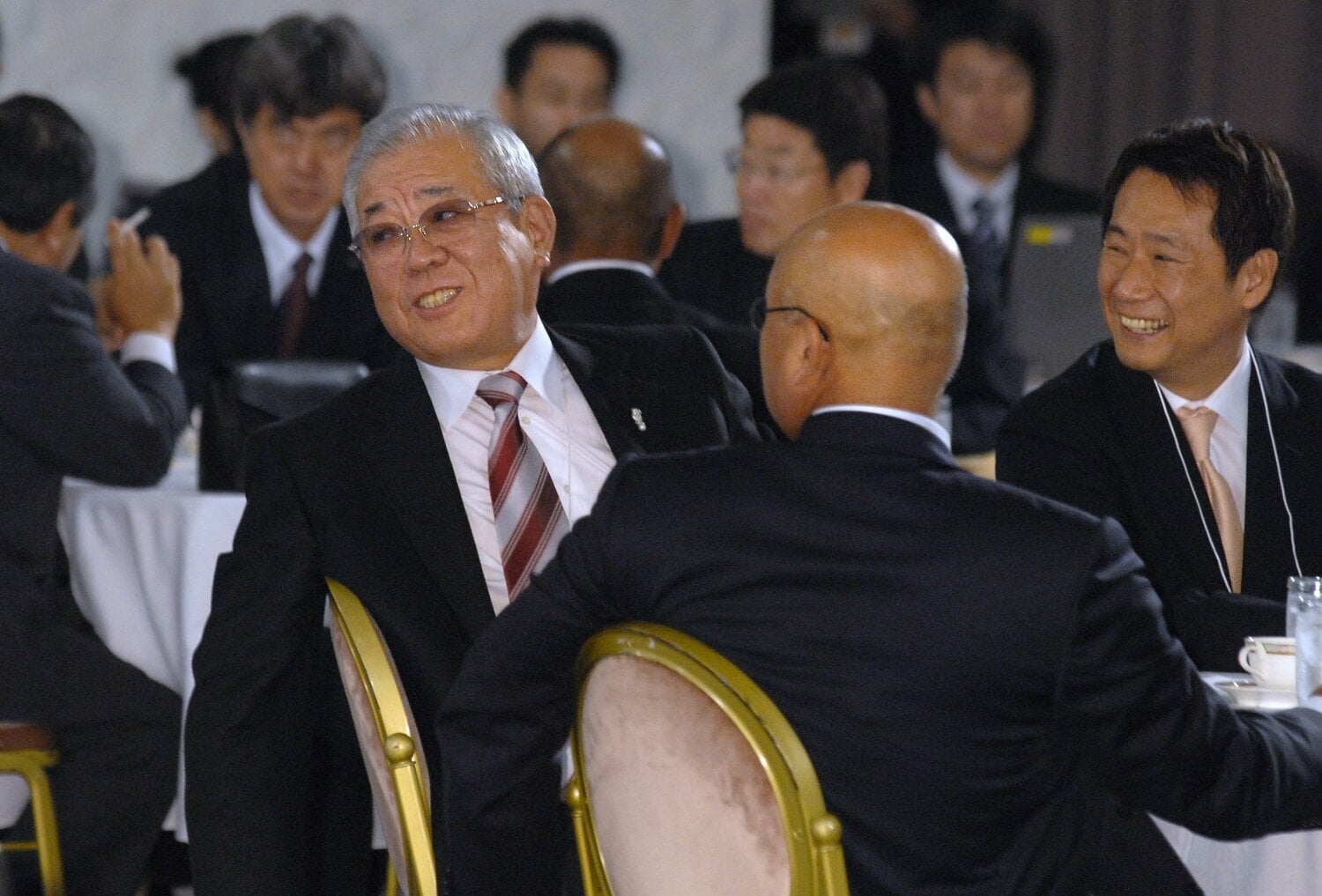 2006年9月のドラフト会議。4球団が競合した田中将大(駒大苫小牧高)の交渉権を獲得し、笑顔を見せる楽天の野村克也監督。右は島田亨球団社長 ©JIJI PRESS