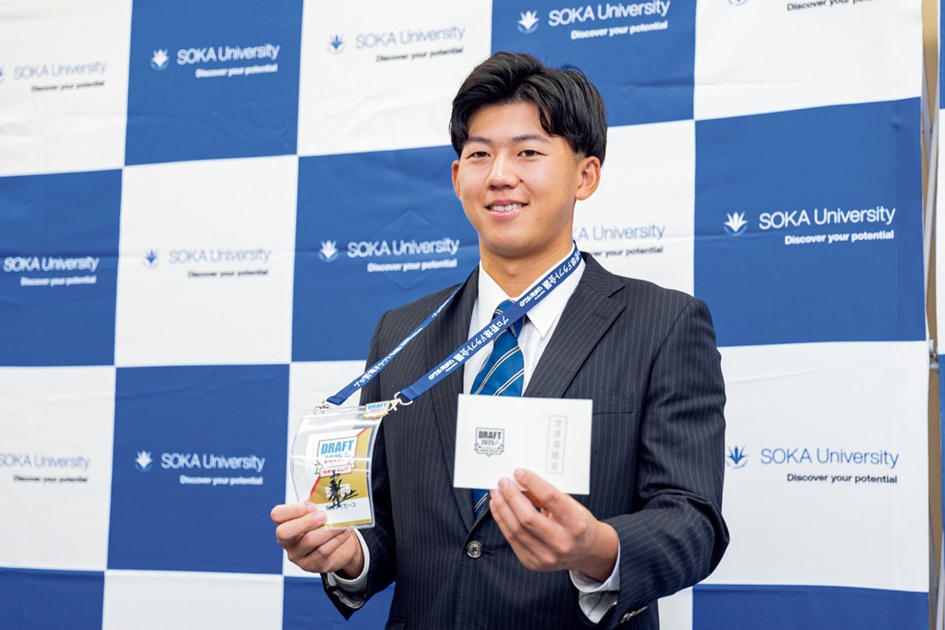 ドラフトでは3球団競合のすえ、阪神が交渉権を獲得した　JIJI PRESS