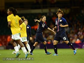 ブラジルの猛攻を受けながらも、澤は的確なポジショニングと献身的な守備で日本のピンチを防いだ。