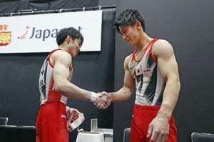【必読】「大輝が鉄棒の金メダルを掛けてくれたので今度は…」内村航平→橋本へ“継承の儀式”に込めた思いとは《新旧王者が世界体操決勝へ》