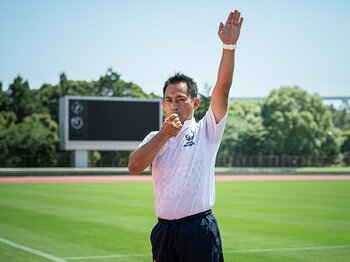 「負けてなお満足」。トップリーグで6期連続ベストホイッスル賞を受賞。日本のラグビーレフリーのパイオニアが、理想の試合に気づいた瞬間とは?<Number Web> photograph by Shiro Miyake
