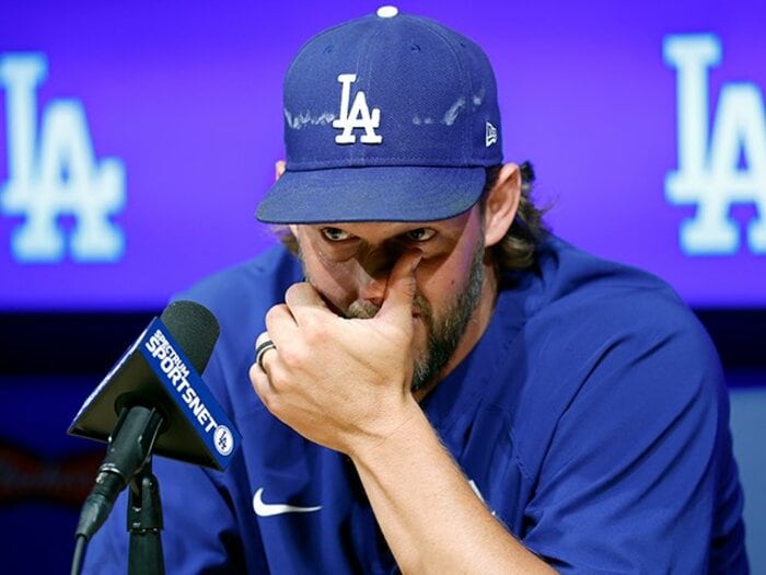 「フレディ…君なら分かるだろ？」“引退会見前に長男と練習”カーショウもフリーマンも涙、大谷翔平とベッツは…テレビに映らないドジャースの友情＜Number Web＞ photograph by Ronald Martinez/Getty Images