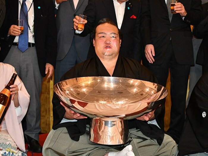 稀勢の里の横綱昇進でブレる初場所。プチ鹿島、1月のスポーツ新聞時評。<Number Web> photograph by Hideki Sugiyama