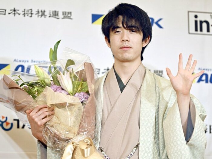 藤井聡太竜王「12敗」の研究（昨年度も驚きの勝率0.813）…では“4強”相手の勝率は？ そもそも四段昇段の平均年齢が22歳なのに…＜Number Web＞ photograph by KYODO