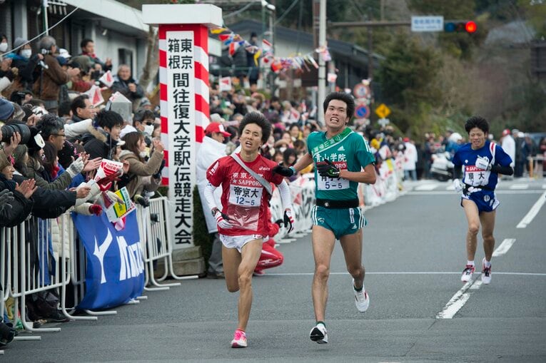 2013年、89回箱根駅伝5区ゴールで青学大・松田直久とデッドヒートを繰り広げた小山司（左、当時帝京大3年）　©Asami Enomoto
