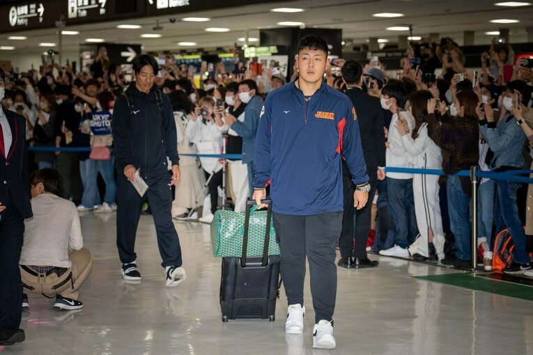 帰国した岡本和真　©Shiro Miyake