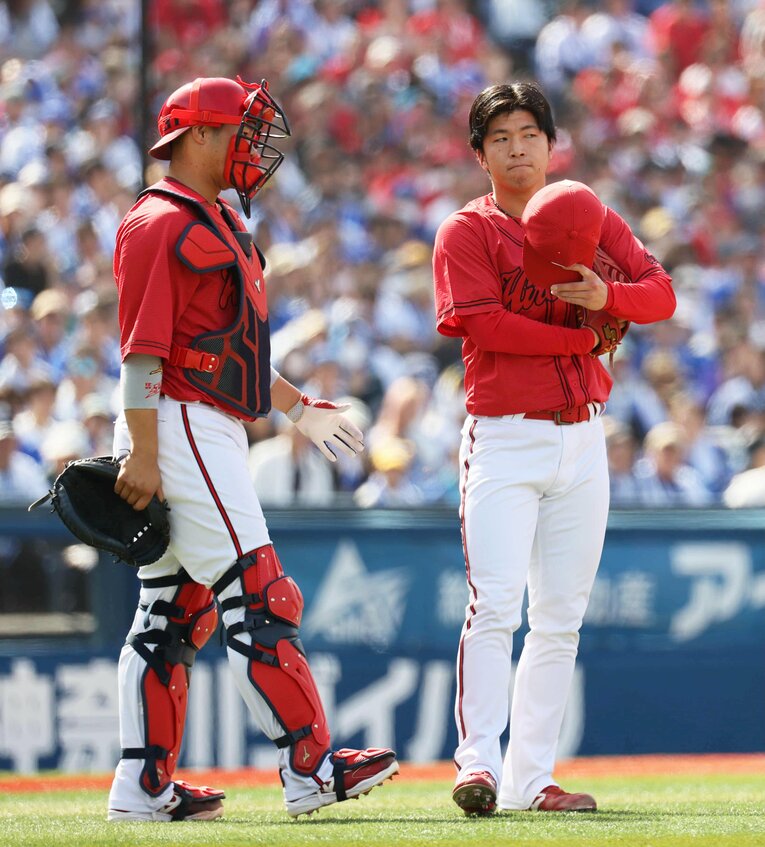 危険球退場を宣告され、マウンドを降りる黒原　©JIJI PRESS